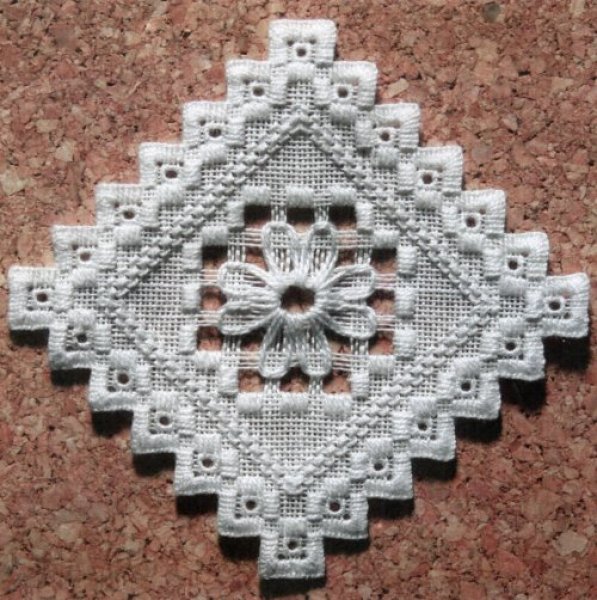 画像1: [6921] ハーダンガー刺繍　コースター4枚セット　フラワーモチーフ　※布の色はオフホワイトです (1)