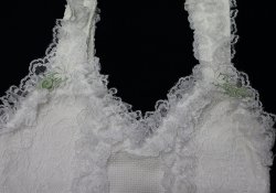 表側の持ち手部分にお花の飾りがついています