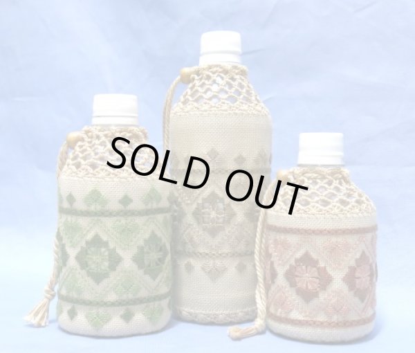 画像2: [8346] 竹内博子先生デザイン ハーダンガー刺繍キット　ペットボトルホルダー【赤茶系】 (2)