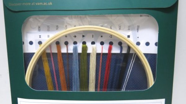 画像2: [8430] DMCクロスステッチキット　Strawberry Thief / William Morris　品番：BL1174/77 (2)