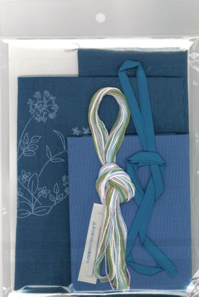 画像2: [10388] 戸塚刺しゅうキット　丸巾着袋「ソープワート・アンゼリカ・アルカネット」　No.569 (2)