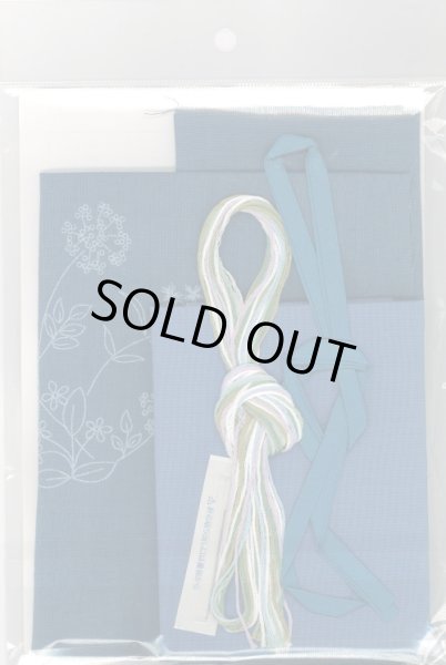 画像2: [10388] 戸塚刺しゅうキット　丸巾着袋「ソープワート・アンゼリカ・アルカネット」　No.569 (2)