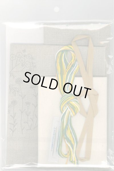 画像2: [10387] 戸塚刺しゅうキット　丸巾着袋「ヤロウ・サントリナ」　No.568 (2)