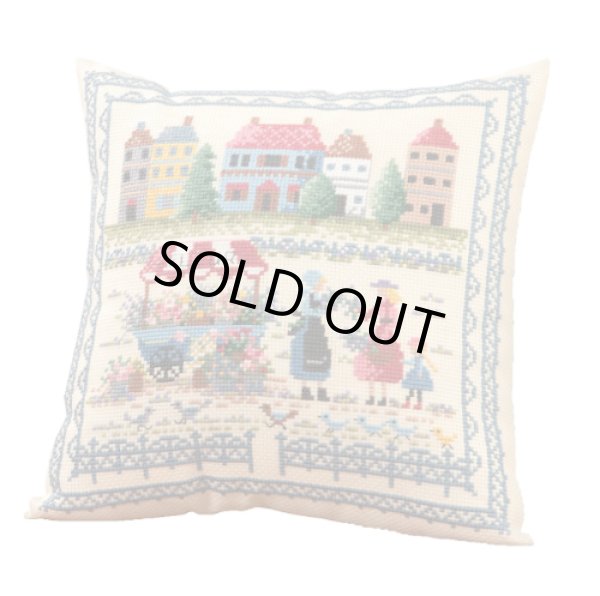 画像2: [7765] オリムパス オノエ・メグミ　刺しゅうキットシリーズ　タウン＆カントリーの素敵な風景　クッション「街の風景」 (2)