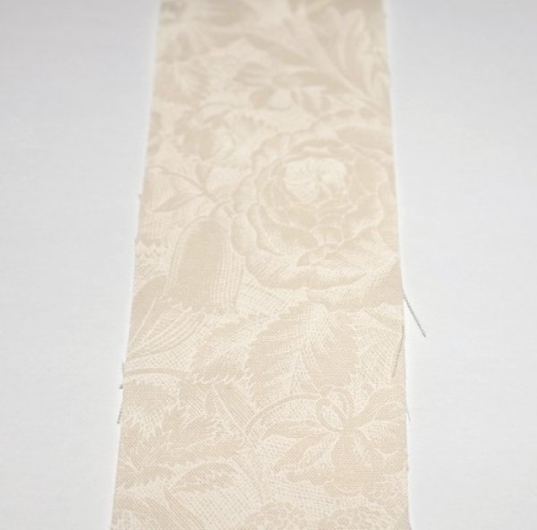 アイボリー系の地に白の花柄です